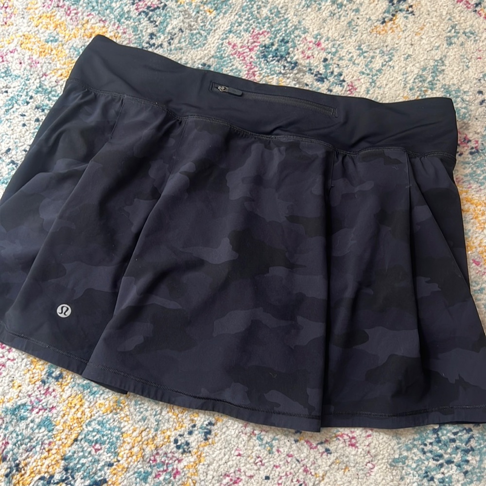 Lulu Lemon - Pleated skirt / skort - sz. 10 (large) - camo black